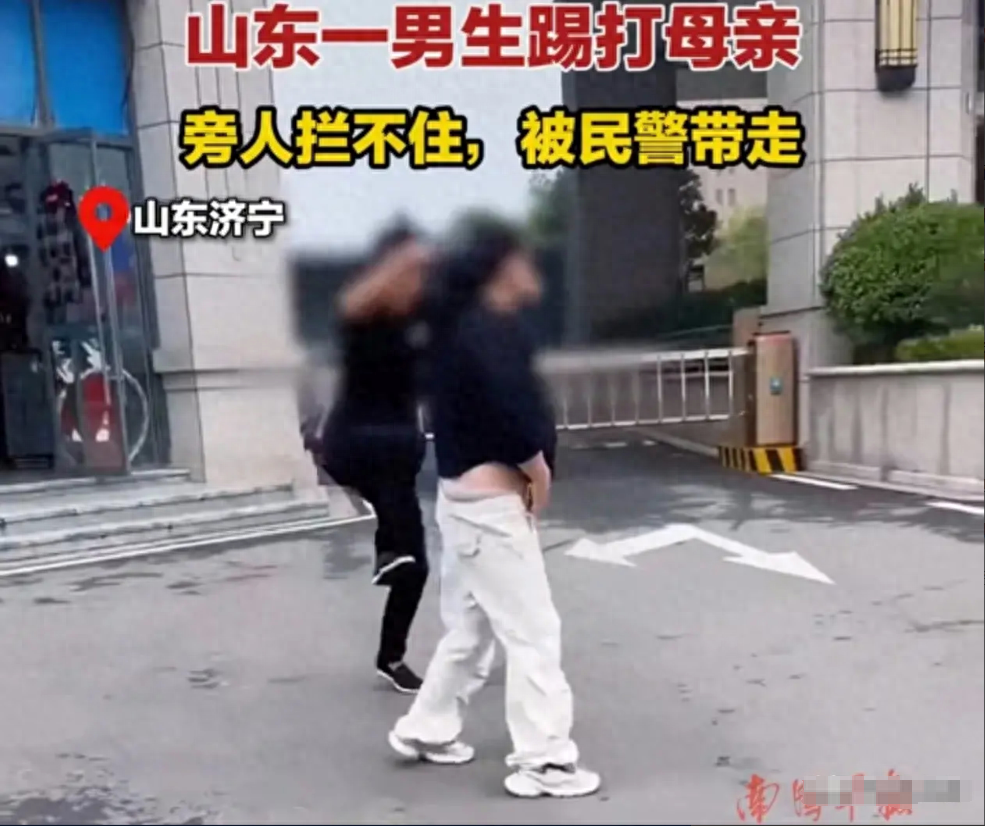 不孝！男孩暴打亲妈：多人阻拦未果！警察介入原因曝光，评论炸锅__不孝！男孩暴打亲妈：多人阻拦未果！警察介入原因曝光，评论炸锅