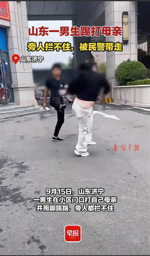 不孝！男孩暴打亲妈：多人阻拦未果！警察介入原因曝光，评论炸锅__不孝！男孩暴打亲妈：多人阻拦未果！警察介入原因曝光，评论炸锅