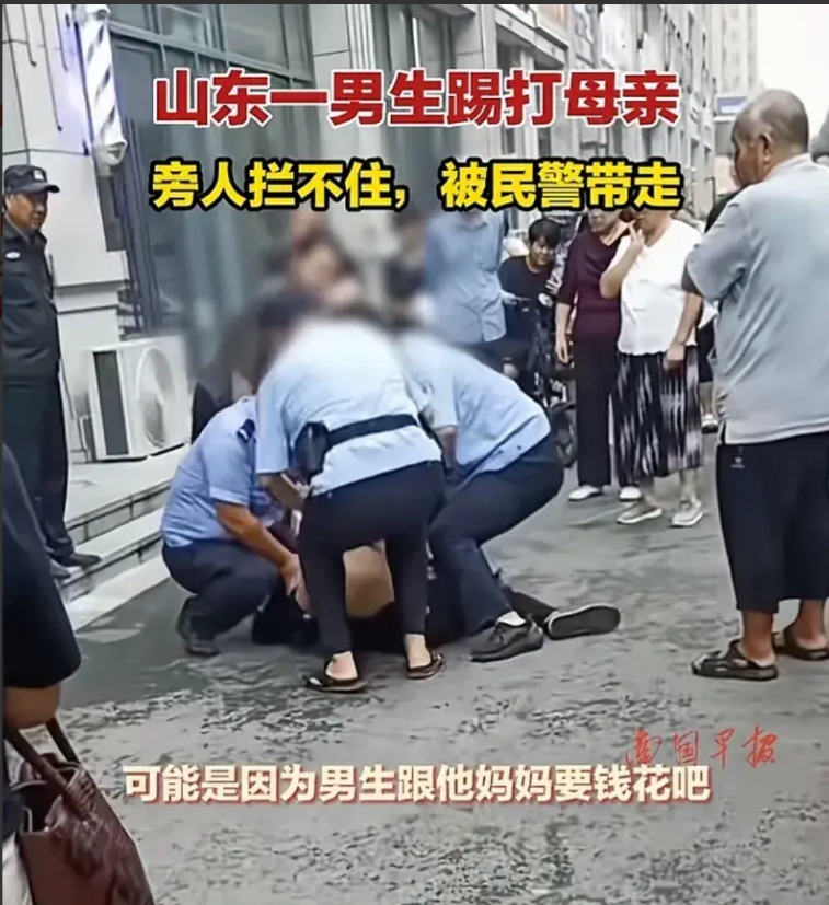 _不孝！男孩暴打亲妈：多人阻拦未果！警察介入原因曝光，评论炸锅_不孝！男孩暴打亲妈：多人阻拦未果！警察介入原因曝光，评论炸锅