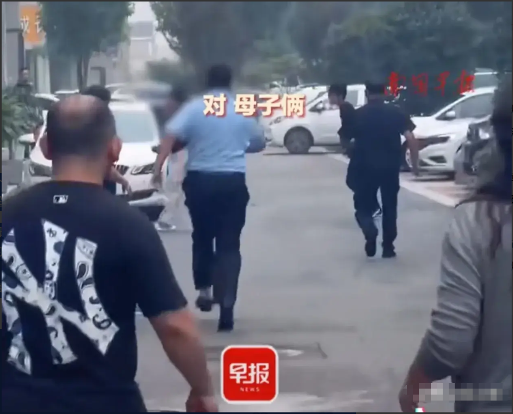 不孝！男孩暴打亲妈：多人阻拦未果！警察介入原因曝光，评论炸锅__不孝！男孩暴打亲妈：多人阻拦未果！警察介入原因曝光，评论炸锅